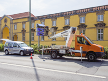 Service der Anzeigetafel mit Leiterwagen im Straßen Bereich 