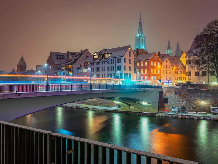 Herdbrücke nachts mit Ulm im Hintergrund
