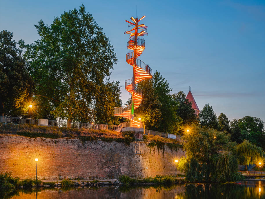 Berblinger Turm beleuchtet