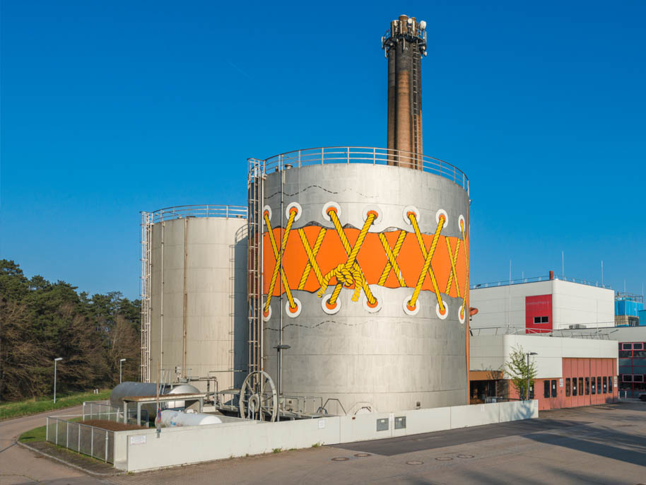 Kraftwerk Eselberg mit buntem Tank