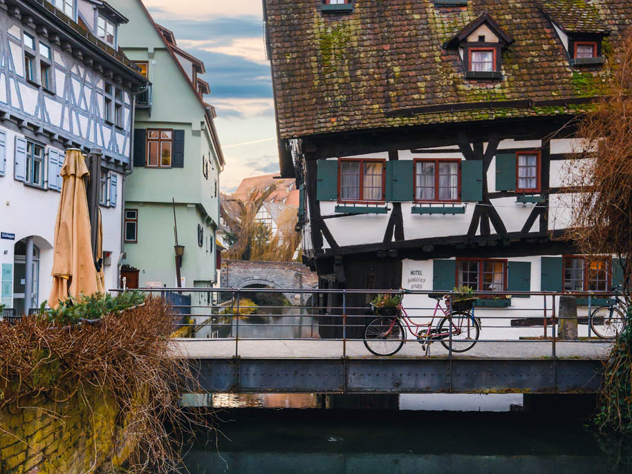Seitenansicht vom schiefsten Hotel der Welt