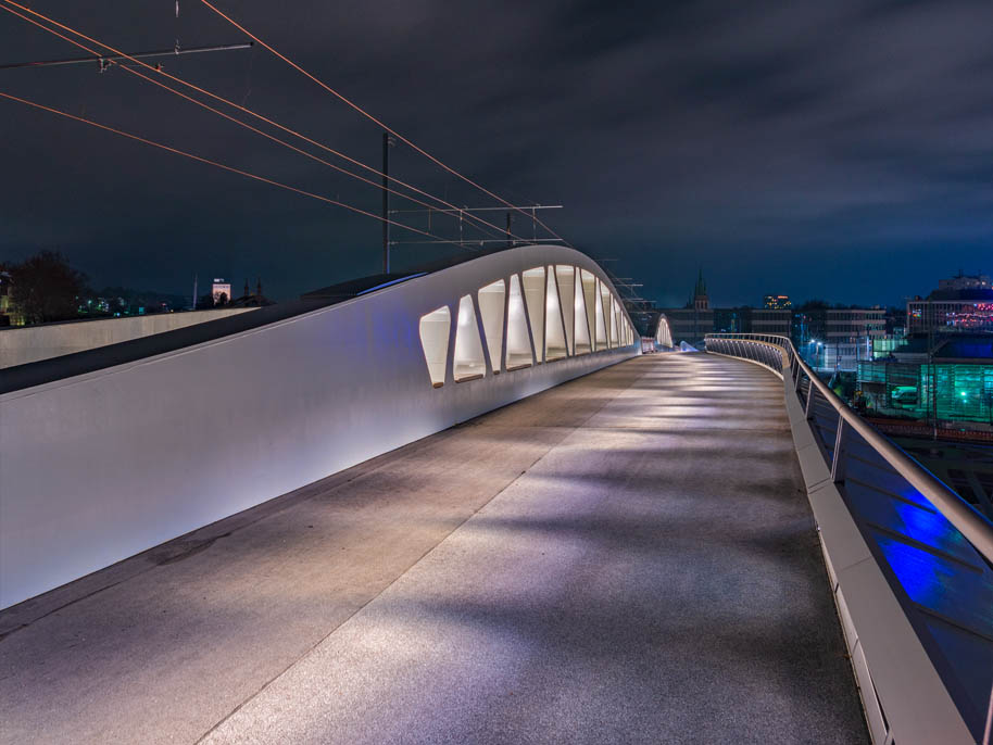Detailansicht der Kienlesbergbrücke in der Nacht