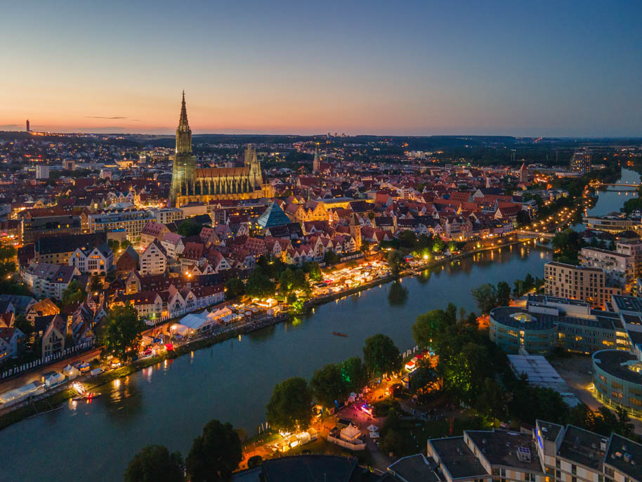 Ulm und die Donau nachts mit Festbeleuchtung
