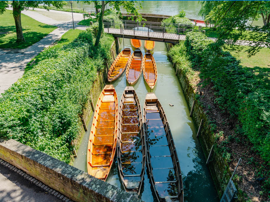 Fischerboote an der Stadtmauer