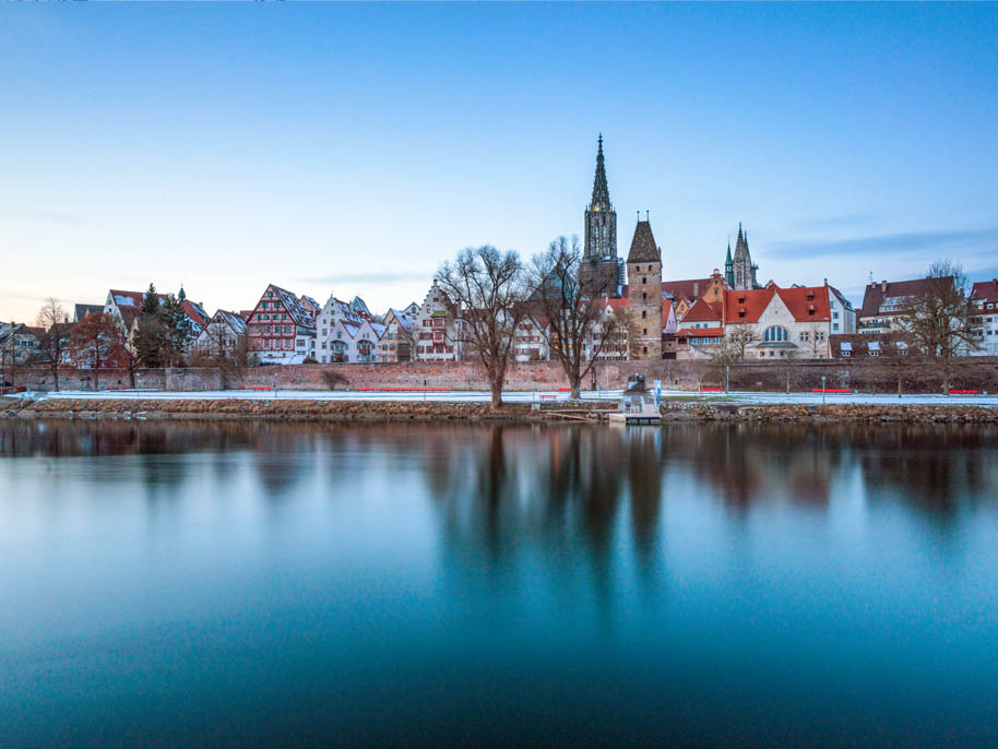 Ulm und die Stadtmauer im Winter mit Schnee