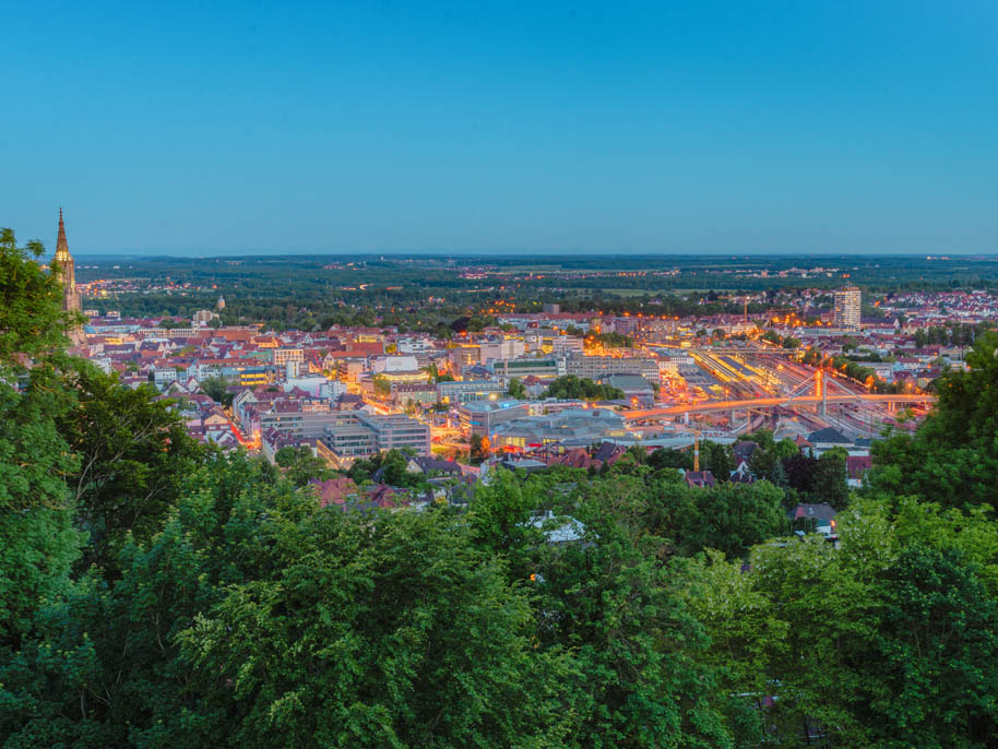 Der Blick von der Wilhelmsburg auf das nächtliche Ulm
