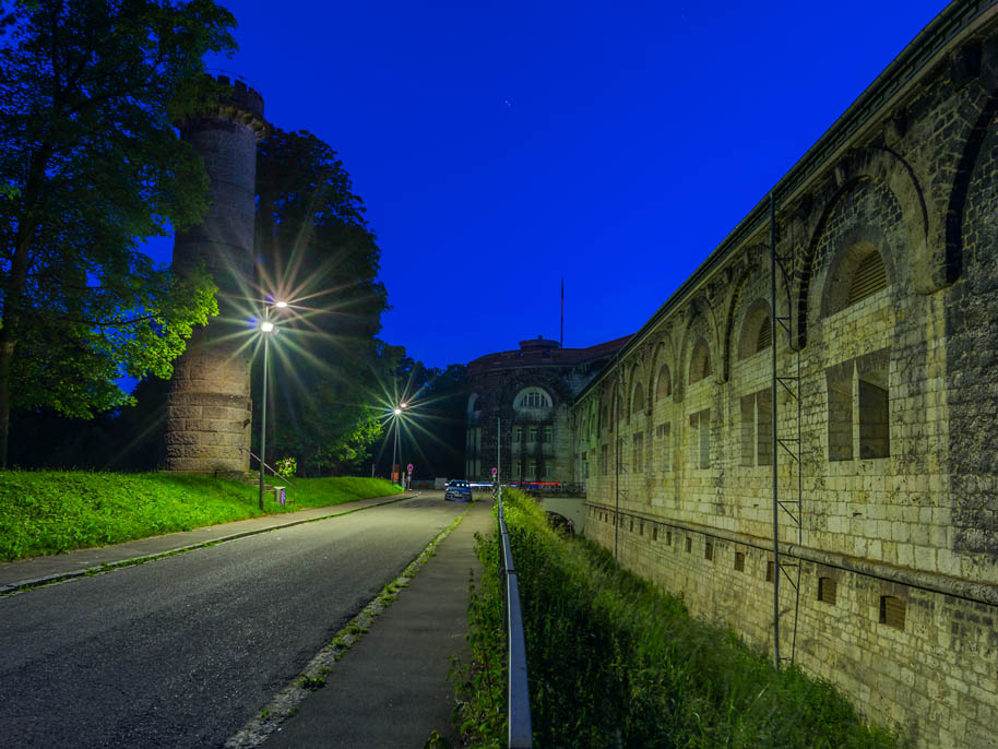 Der Eingang zur Wilhelmsburg nachts